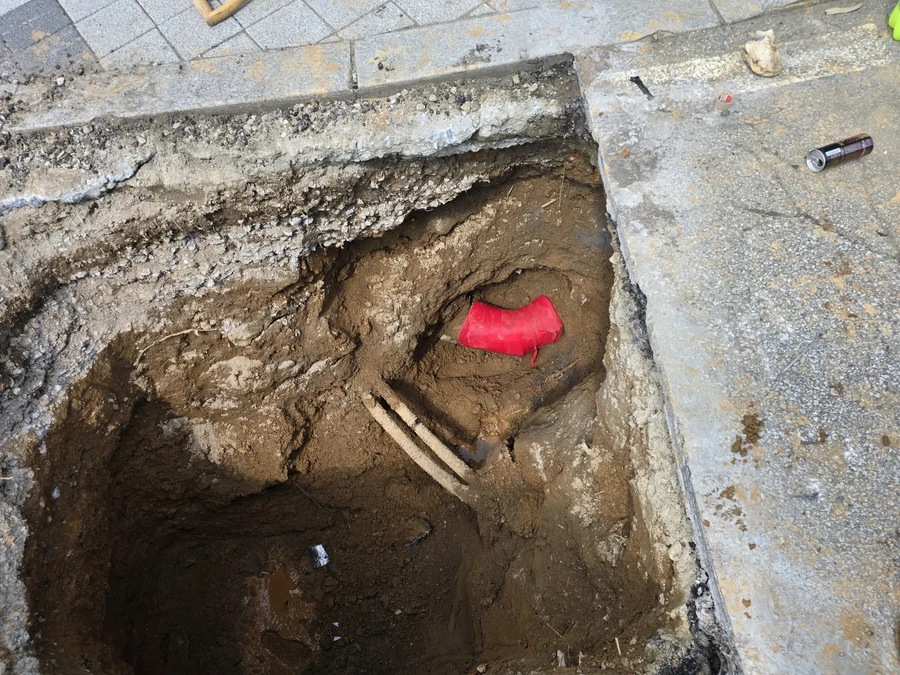 공장 부지 매설배관 굴착 확인